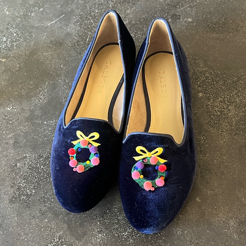 🎄✨ Talbots “Ryan Wreath” Velvet Loafer Flats — Size 6M